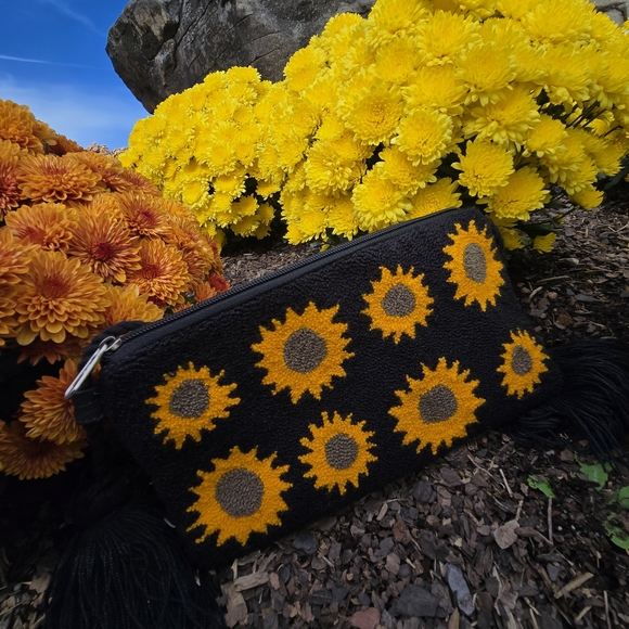 Wayuu Tribe Black and Yellow Sunflower Clutch - Picture 2 of 6